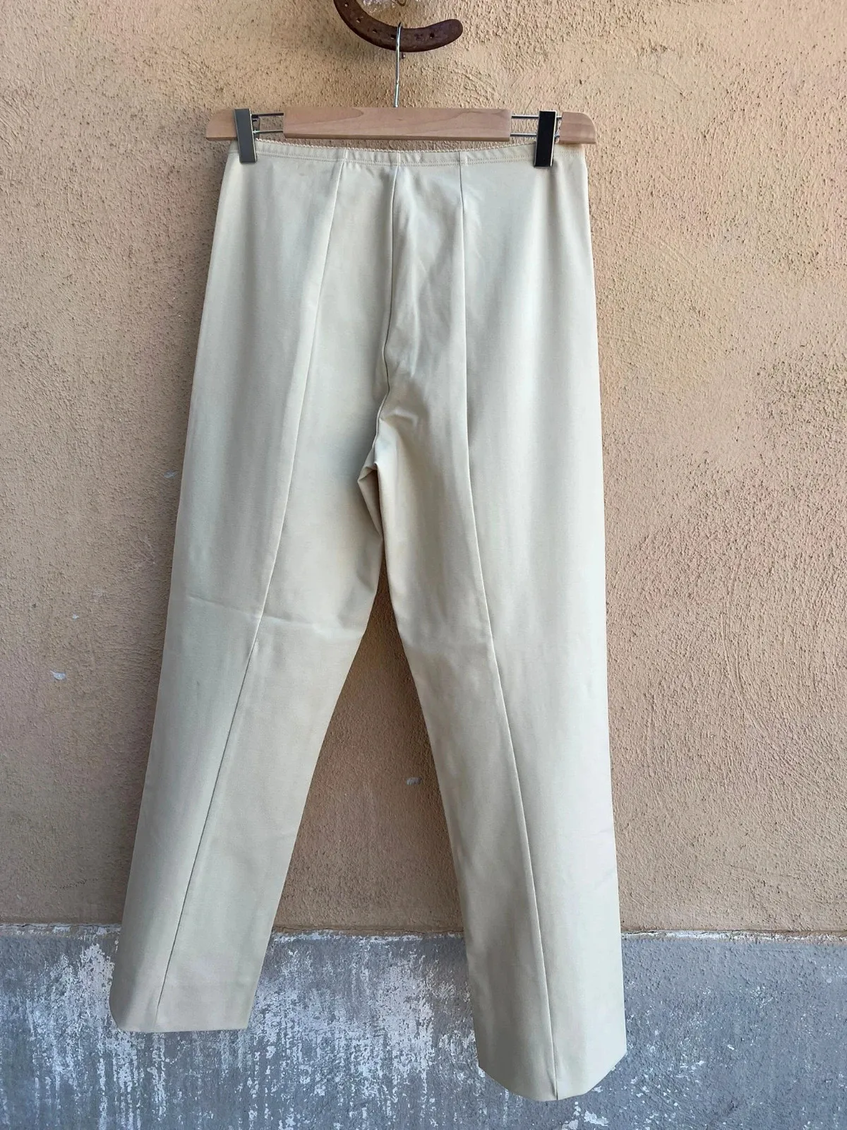 Marithé + François Girbaud — cream trousers. Stretch fabric. Excellent condition. Cut: mid-rise, straight leg slightly flared at the hem (flare/bootcut). Total length 93 cm, waist width 34 cm, thigh width 25 cm, hem width 20 cm 3