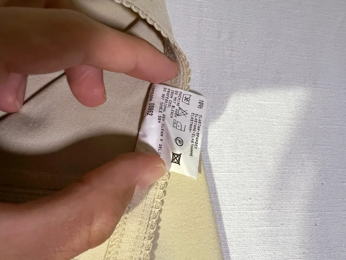 Marithé + François Girbaud - pantalon crème Tissu élastique Excellent état Coupe : Taille mi-haute, jambe droite légèrement évasée sur le bas (flare/bootcut). Longueur totale 93 cm Largeur taille 34 cm Largeur cuisse 25 cm Largeur bas 20 cm 7