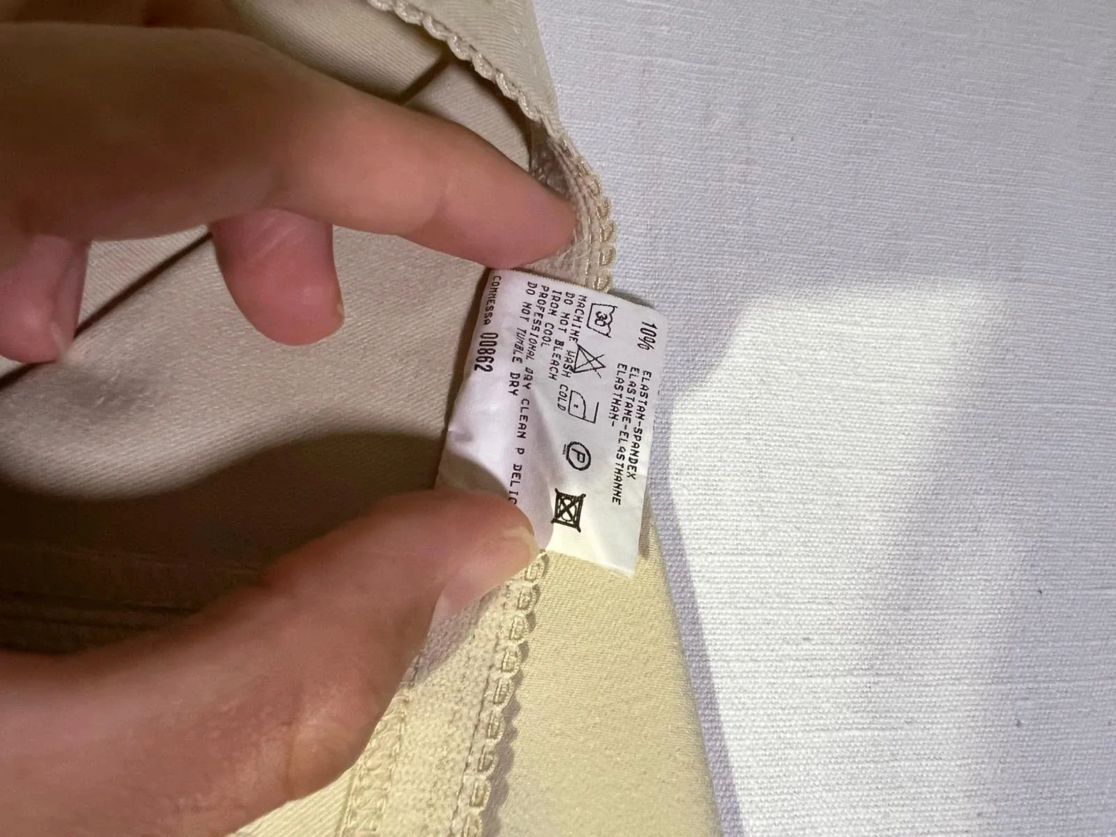 Marithé + François Girbaud — cream trousers. Stretch fabric. Excellent condition. Cut: mid-rise, straight leg slightly flared at the hem (flare/bootcut). Total length 93 cm, waist width 34 cm, thigh width 25 cm, hem width 20 cm 7