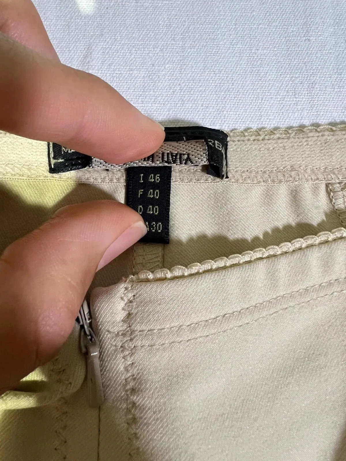 Marithé + François Girbaud — cream trousers. Stretch fabric. Excellent condition. Cut: mid-rise, straight leg slightly flared at the hem (flare/bootcut). Total length 93 cm, waist width 34 cm, thigh width 25 cm, hem width 20 cm 5