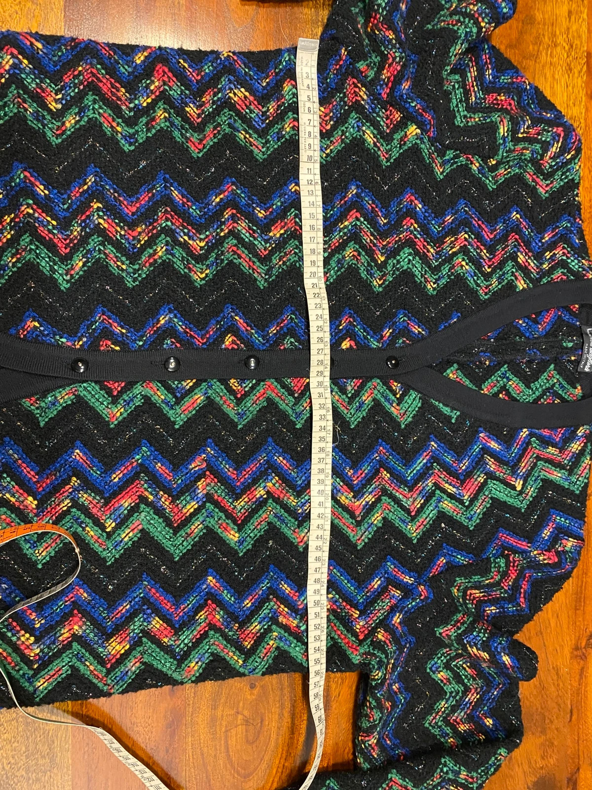 Vintage usato poco, ottimo stato
Bellissima fantasia stile Missoni,
Made in Italy
Spalle 41cm, ascelle 54cm, lunghezza 64cm, lunghezza manica 59cm 10