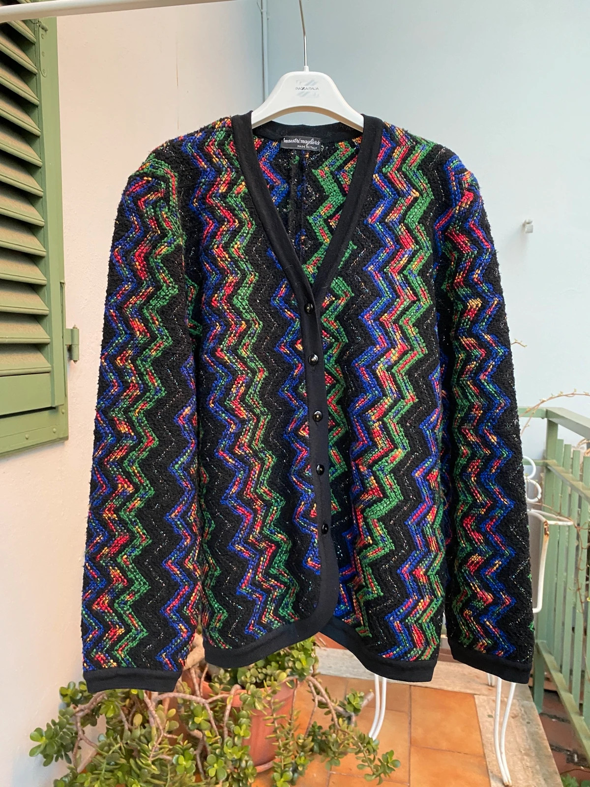Vintage usato poco, ottimo stato
Bellissima fantasia stile Missoni,
Made in Italy
Spalle 41cm, ascelle 54cm, lunghezza 64cm, lunghezza manica 59cm