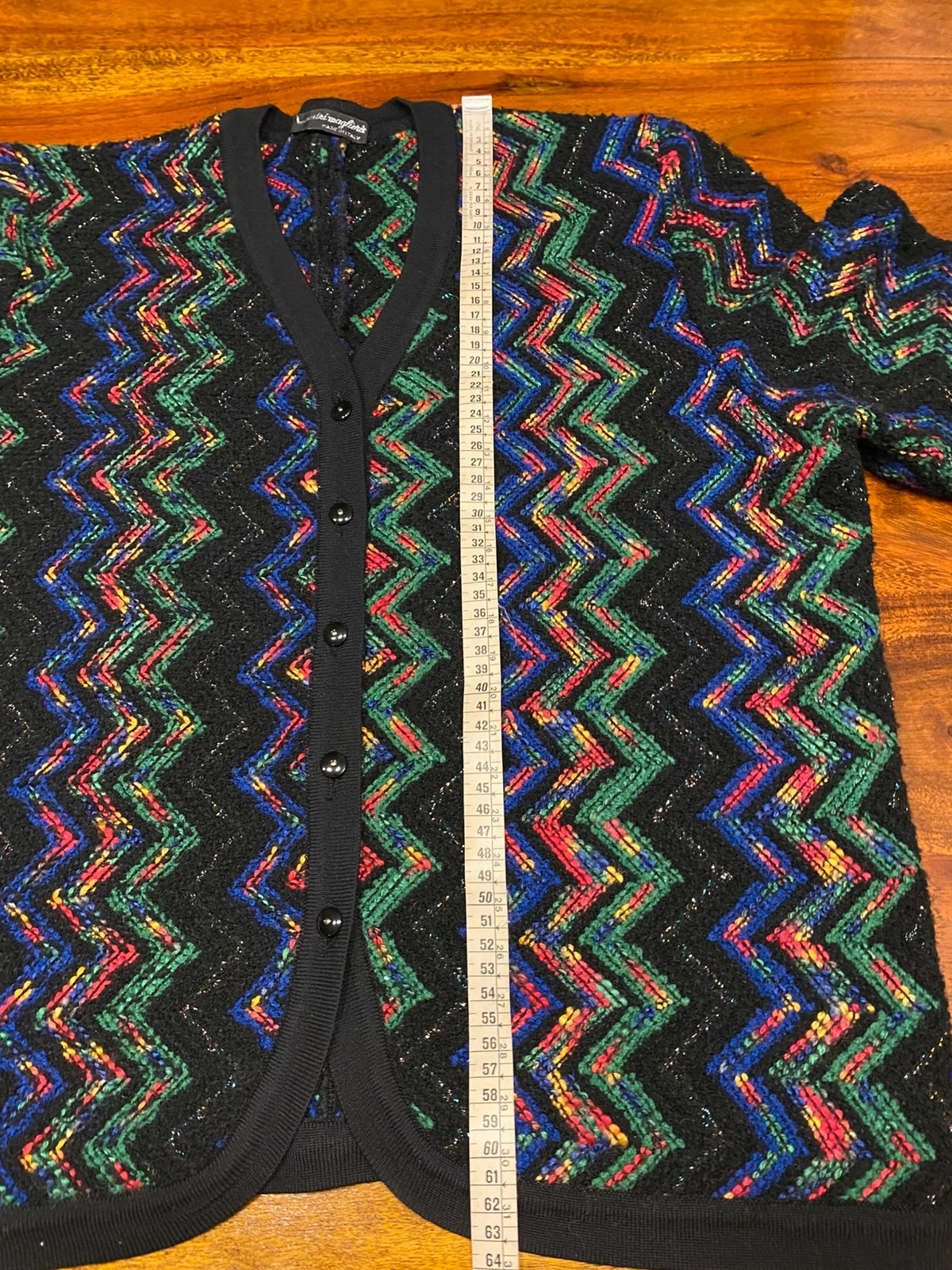 Vintage usato poco, ottimo stato
Bellissima fantasia stile Missoni,
Made in Italy
Spalle 41cm, ascelle 54cm, lunghezza 64cm, lunghezza manica 59cm 11