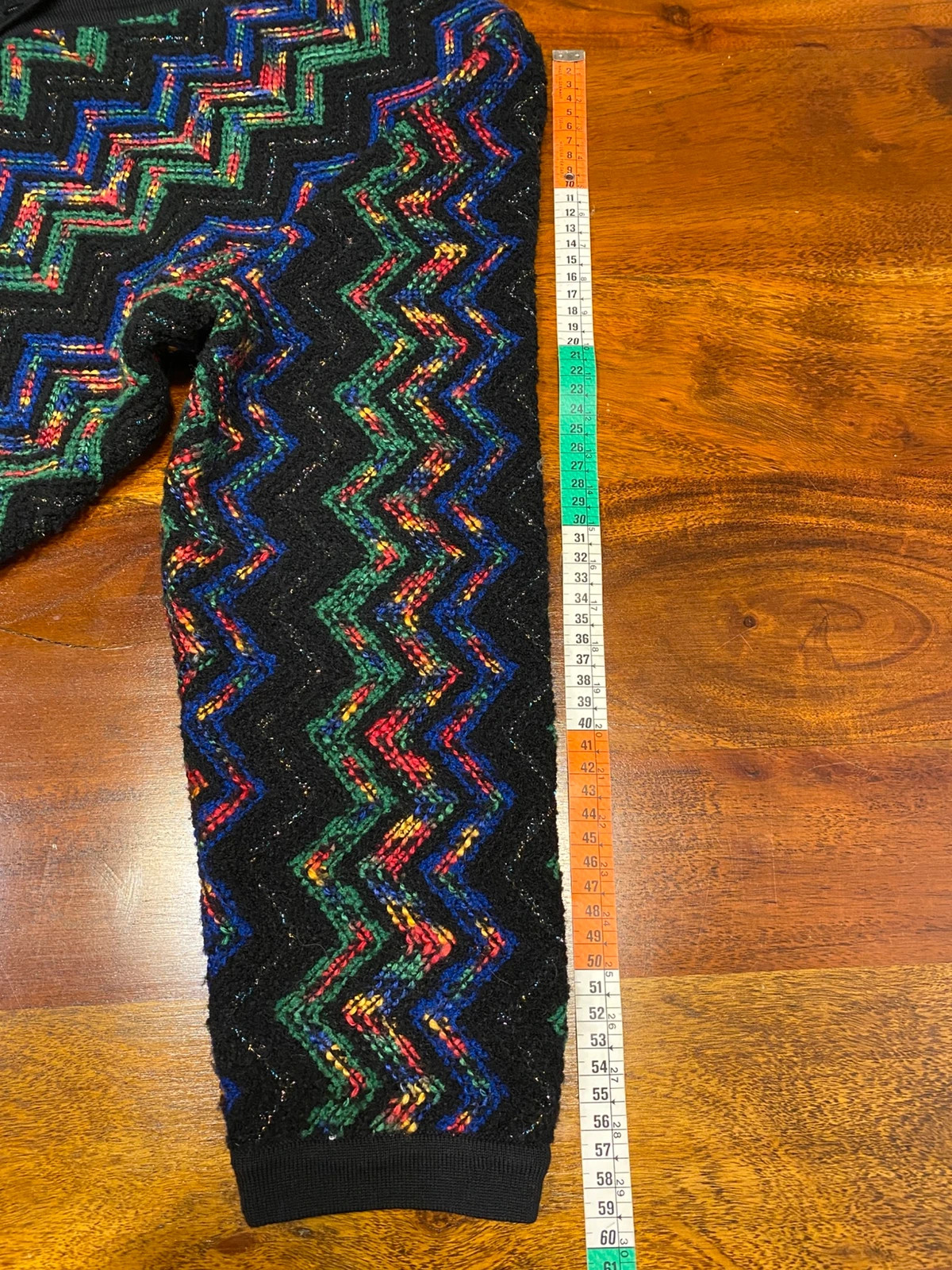 Vintage usato poco, ottimo stato
Bellissima fantasia stile Missoni,
Made in Italy
Spalle 41cm, ascelle 54cm, lunghezza 64cm, lunghezza manica 59cm 12