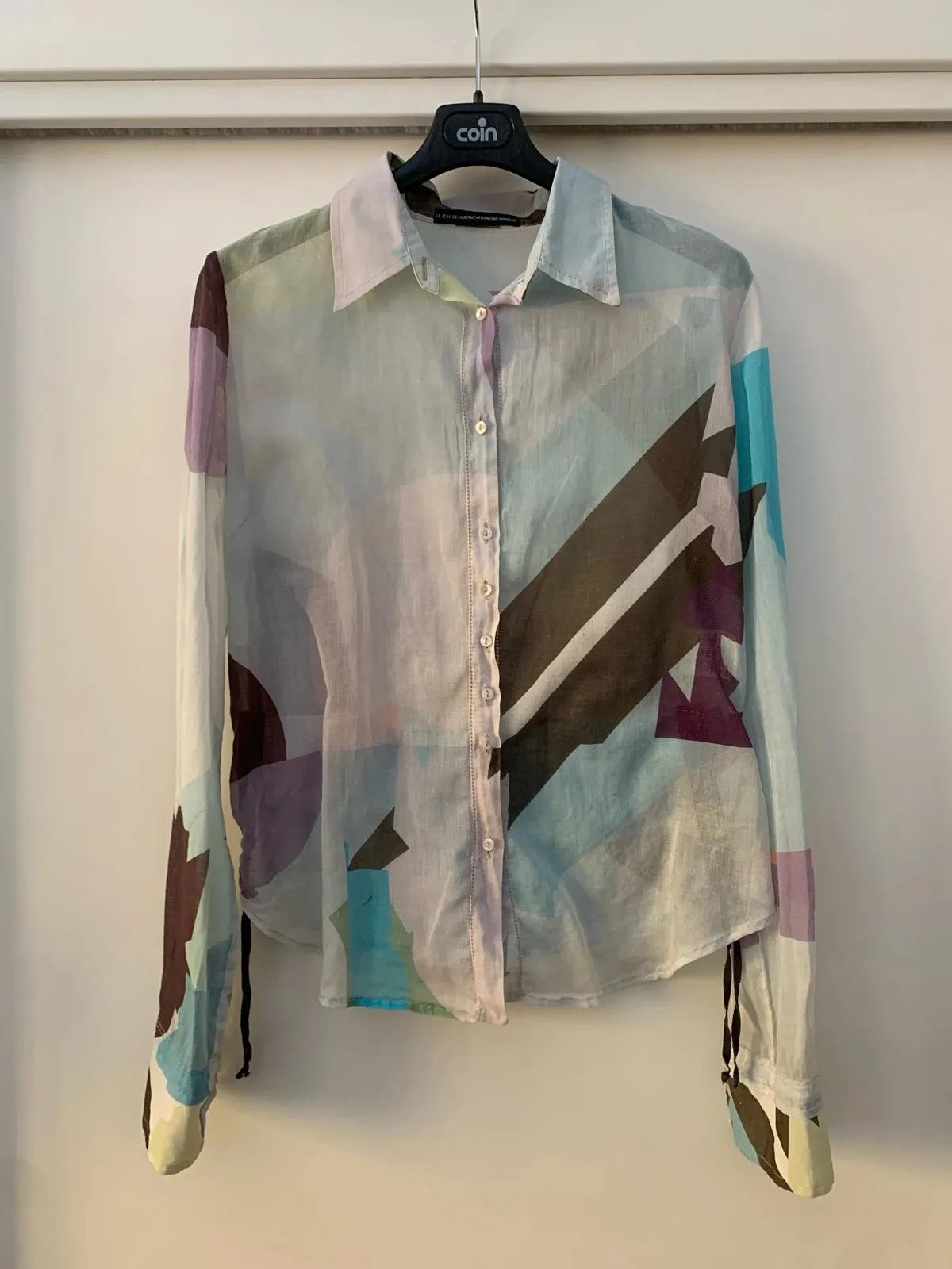 Marithé + François Girbaud shirt in white with a print, vintage piece from the 2000s. Excellent condition. Size S (36).