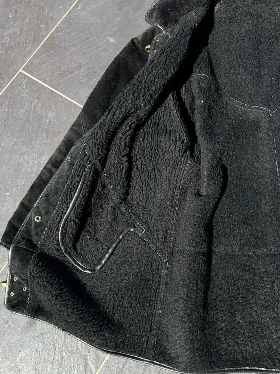 🧥 Manteau Francesco Rizzi en cuir noir, fermeture crochet, Taille M 📏 Taille M exacte, conforme aux standards de chez Francesco Rizzi Les mesures sont visibles sur les photos. Manteau Made in France. 👁️ Manteau porté à quelques reprises, en très bon état. En très bon état pour un manteau Vintage. Conforme à ce que montrent avec soin tous les détails sur les photos. 8