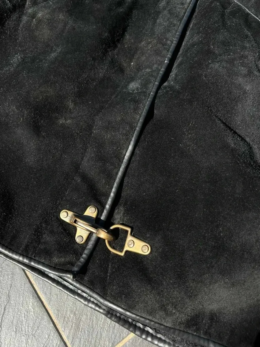 🧥 Manteau Francesco Rizzi en cuir noir, fermeture crochet, Taille M 📏 Taille M exacte, conforme aux standards de chez Francesco Rizzi Les mesures sont visibles sur les photos. Manteau Made in France. 👁️ Manteau porté à quelques reprises, en très bon état. En très bon état pour un manteau Vintage. Conforme à ce que montrent avec soin tous les détails sur les photos. 5