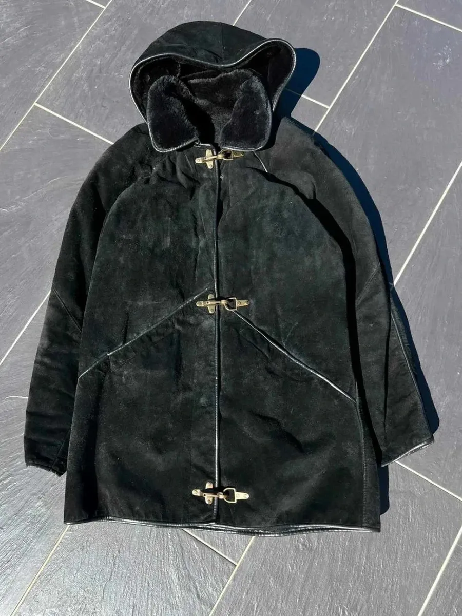 🧥 Manteau Francesco Rizzi en cuir noir, fermeture crochet, Taille M 📏 Taille M exacte, conforme aux standards de chez Francesco Rizzi Les mesures sont visibles sur les photos. Manteau Made in France. 👁️ Manteau porté à quelques reprises, en très bon état. En très bon état pour un manteau Vintage. Conforme à ce que montrent avec soin tous les détails sur les photos. 2
