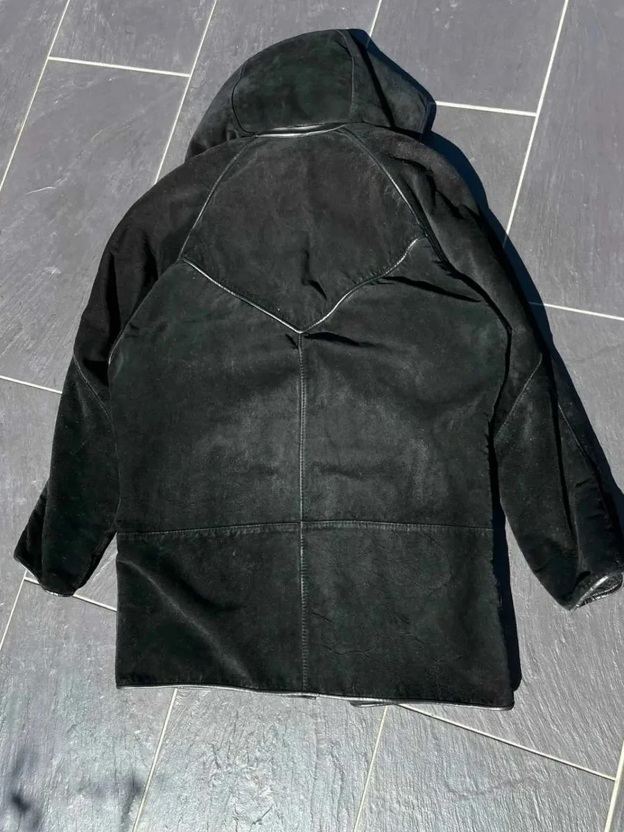 🧥 Manteau Francesco Rizzi en cuir noir, fermeture crochet, Taille M 📏 Taille M exacte, conforme aux standards de chez Francesco Rizzi Les mesures sont visibles sur les photos. Manteau Made in France. 👁️ Manteau porté à quelques reprises, en très bon état. En très bon état pour un manteau Vintage. Conforme à ce que montrent avec soin tous les détails sur les photos. 3