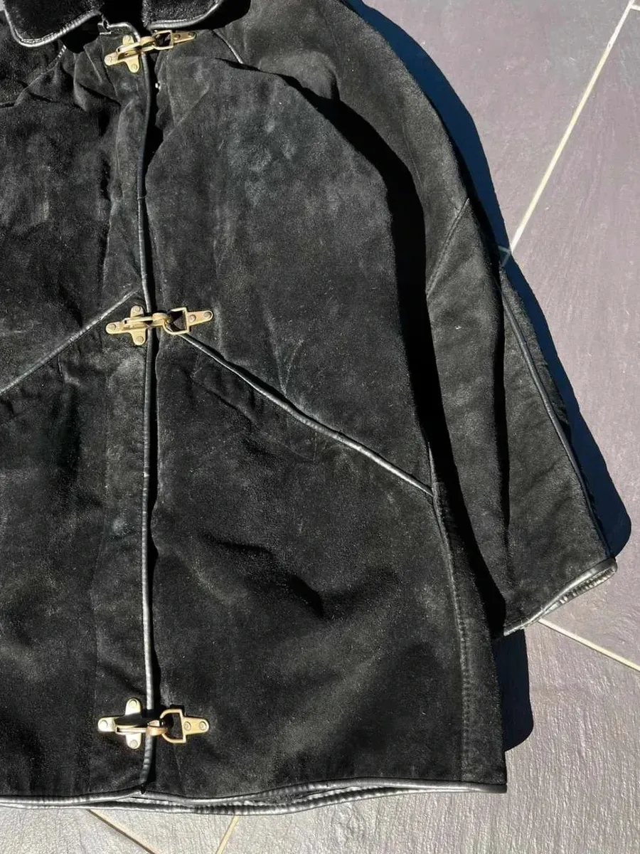 🧥 Manteau Francesco Rizzi en cuir noir, fermeture crochet, Taille M 📏 Taille M exacte, conforme aux standards de chez Francesco Rizzi Les mesures sont visibles sur les photos. Manteau Made in France. 👁️ Manteau porté à quelques reprises, en très bon état. En très bon état pour un manteau Vintage. Conforme à ce que montrent avec soin tous les détails sur les photos. 4