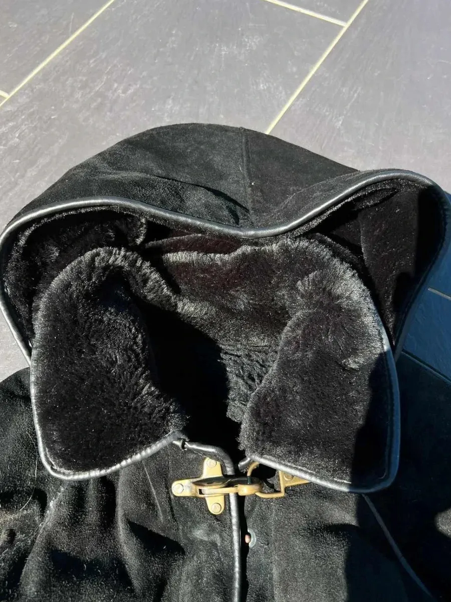 🧥 Manteau Francesco Rizzi en cuir noir, fermeture crochet, Taille M 📏 Taille M exacte, conforme aux standards de chez Francesco Rizzi Les mesures sont visibles sur les photos. Manteau Made in France. 👁️ Manteau porté à quelques reprises, en très bon état. En très bon état pour un manteau Vintage. Conforme à ce que montrent avec soin tous les détails sur les photos. 7