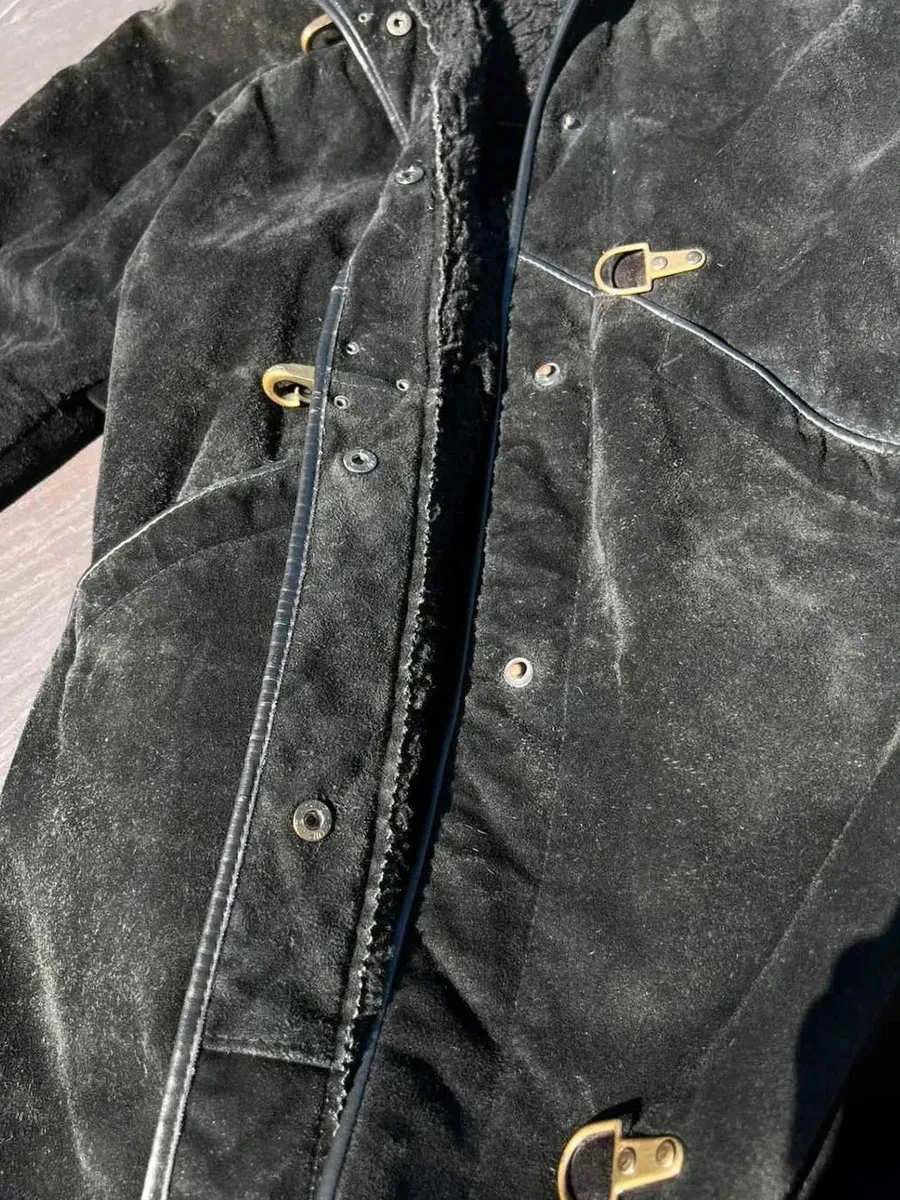 🧥 Manteau Francesco Rizzi en cuir noir, fermeture crochet, Taille M 📏 Taille M exacte, conforme aux standards de chez Francesco Rizzi Les mesures sont visibles sur les photos. Manteau Made in France. 👁️ Manteau porté à quelques reprises, en très bon état. En très bon état pour un manteau Vintage. Conforme à ce que montrent avec soin tous les détails sur les photos. 13