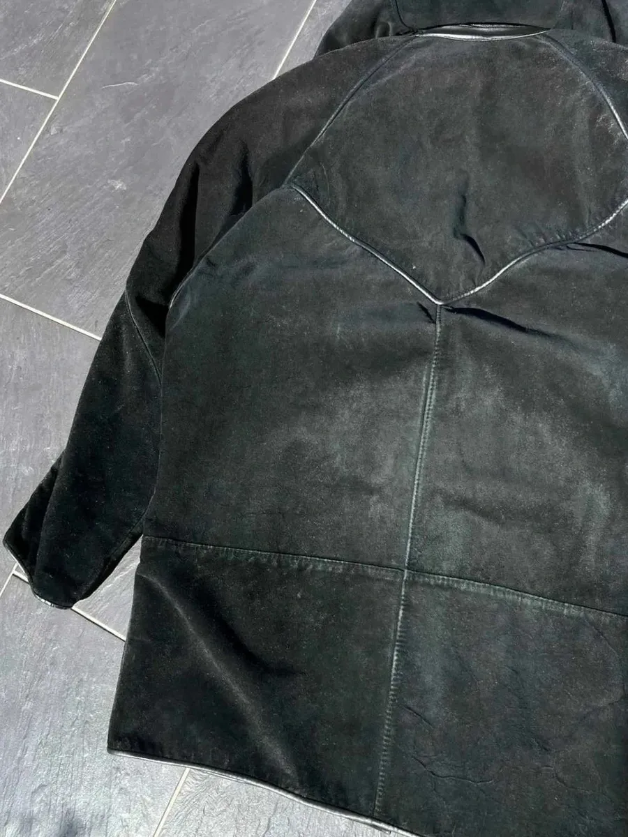 🧥 Manteau Francesco Rizzi en cuir noir, fermeture crochet, Taille M 📏 Taille M exacte, conforme aux standards de chez Francesco Rizzi Les mesures sont visibles sur les photos. Manteau Made in France. 👁️ Manteau porté à quelques reprises, en très bon état. En très bon état pour un manteau Vintage. Conforme à ce que montrent avec soin tous les détails sur les photos. 11
