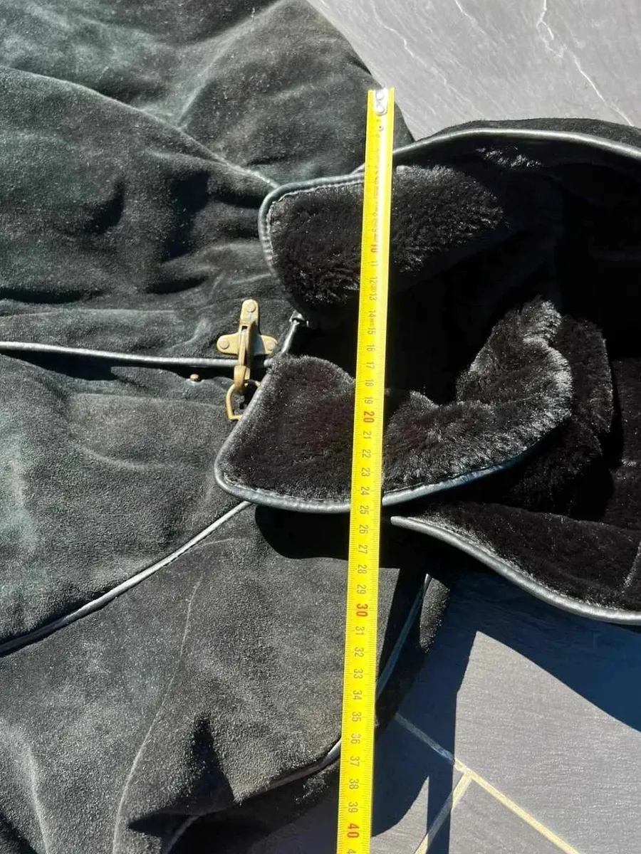 🧥 Manteau Francesco Rizzi en cuir noir, fermeture crochet, Taille M 📏 Taille M exacte, conforme aux standards de chez Francesco Rizzi Les mesures sont visibles sur les photos. Manteau Made in France. 👁️ Manteau porté à quelques reprises, en très bon état. En très bon état pour un manteau Vintage. Conforme à ce que montrent avec soin tous les détails sur les photos. 16