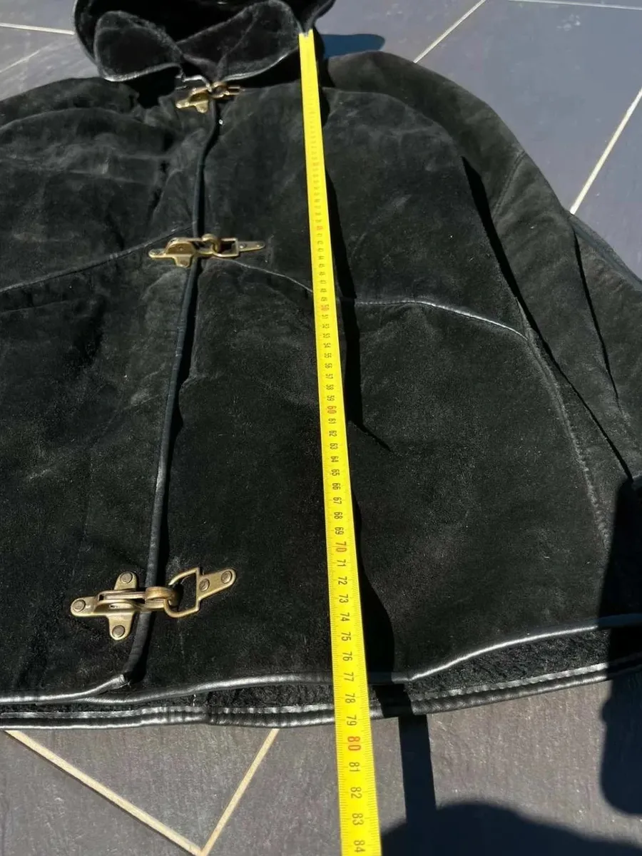 🧥 Manteau Francesco Rizzi en cuir noir, fermeture crochet, Taille M 📏 Taille M exacte, conforme aux standards de chez Francesco Rizzi Les mesures sont visibles sur les photos. Manteau Made in France. 👁️ Manteau porté à quelques reprises, en très bon état. En très bon état pour un manteau Vintage. Conforme à ce que montrent avec soin tous les détails sur les photos. 14