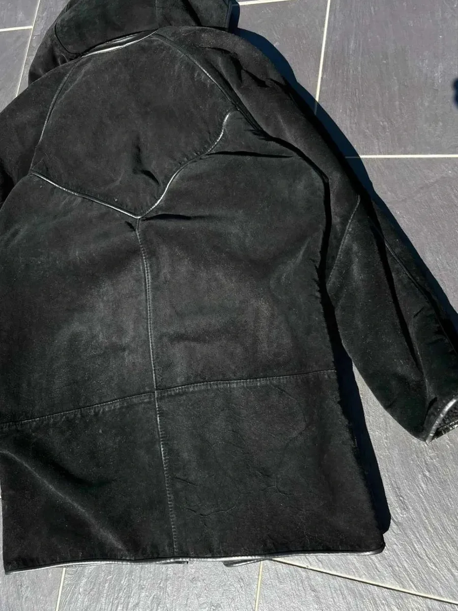 🧥 Manteau Francesco Rizzi en cuir noir, fermeture crochet, Taille M 📏 Taille M exacte, conforme aux standards de chez Francesco Rizzi Les mesures sont visibles sur les photos. Manteau Made in France. 👁️ Manteau porté à quelques reprises, en très bon état. En très bon état pour un manteau Vintage. Conforme à ce que montrent avec soin tous les détails sur les photos. 12