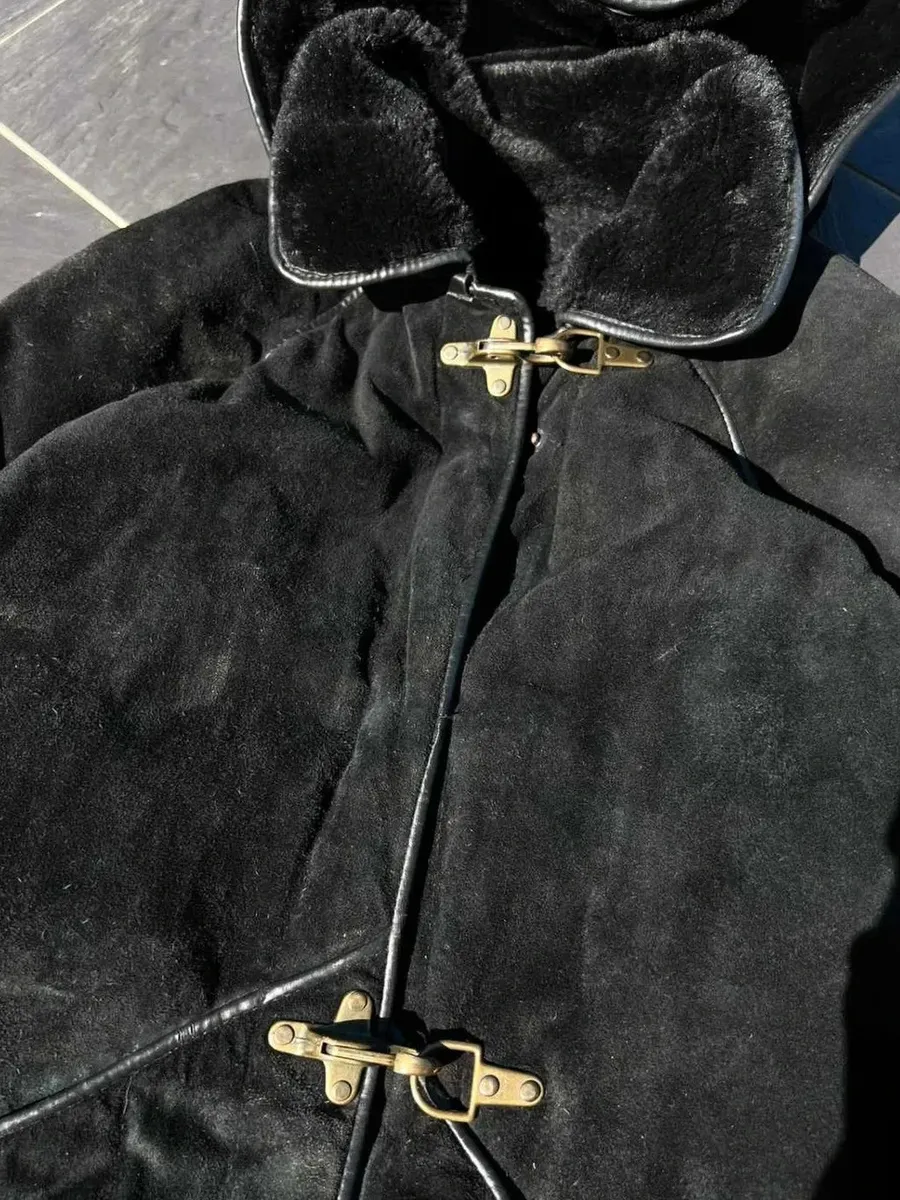 🧥 Manteau Francesco Rizzi en cuir noir, fermeture crochet, Taille M 📏 Taille M exacte, conforme aux standards de chez Francesco Rizzi Les mesures sont visibles sur les photos. Manteau Made in France. 👁️ Manteau porté à quelques reprises, en très bon état. En très bon état pour un manteau Vintage. Conforme à ce que montrent avec soin tous les détails sur les photos. 6
