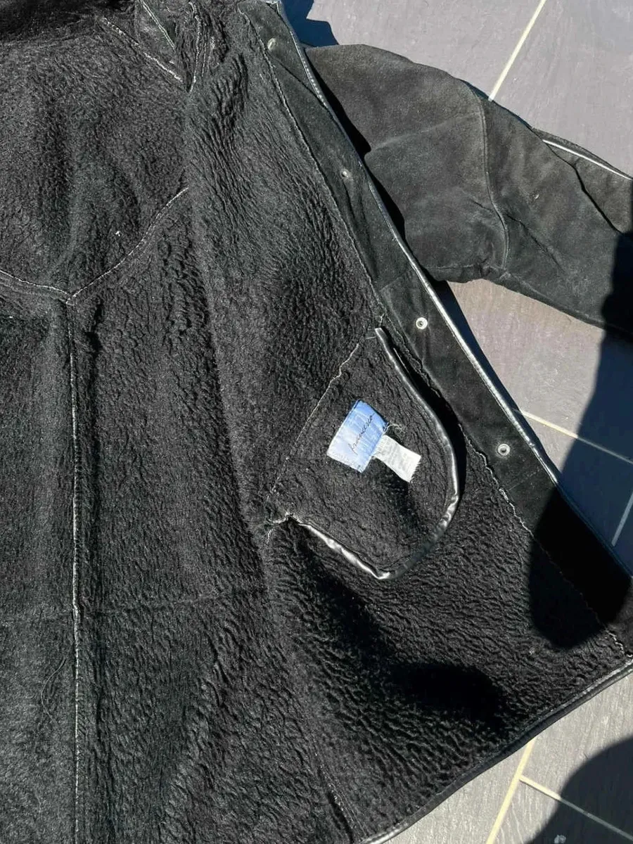🧥 Manteau Francesco Rizzi en cuir noir, fermeture crochet, Taille M 📏 Taille M exacte, conforme aux standards de chez Francesco Rizzi Les mesures sont visibles sur les photos. Manteau Made in France. 👁️ Manteau porté à quelques reprises, en très bon état. En très bon état pour un manteau Vintage. Conforme à ce que montrent avec soin tous les détails sur les photos. 9
