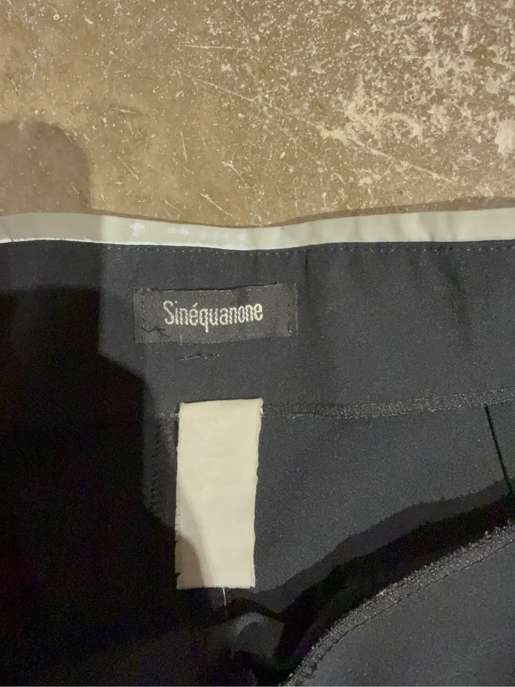 Pantalon de costume noir coupe droite de la marque Sinéquanone. 4