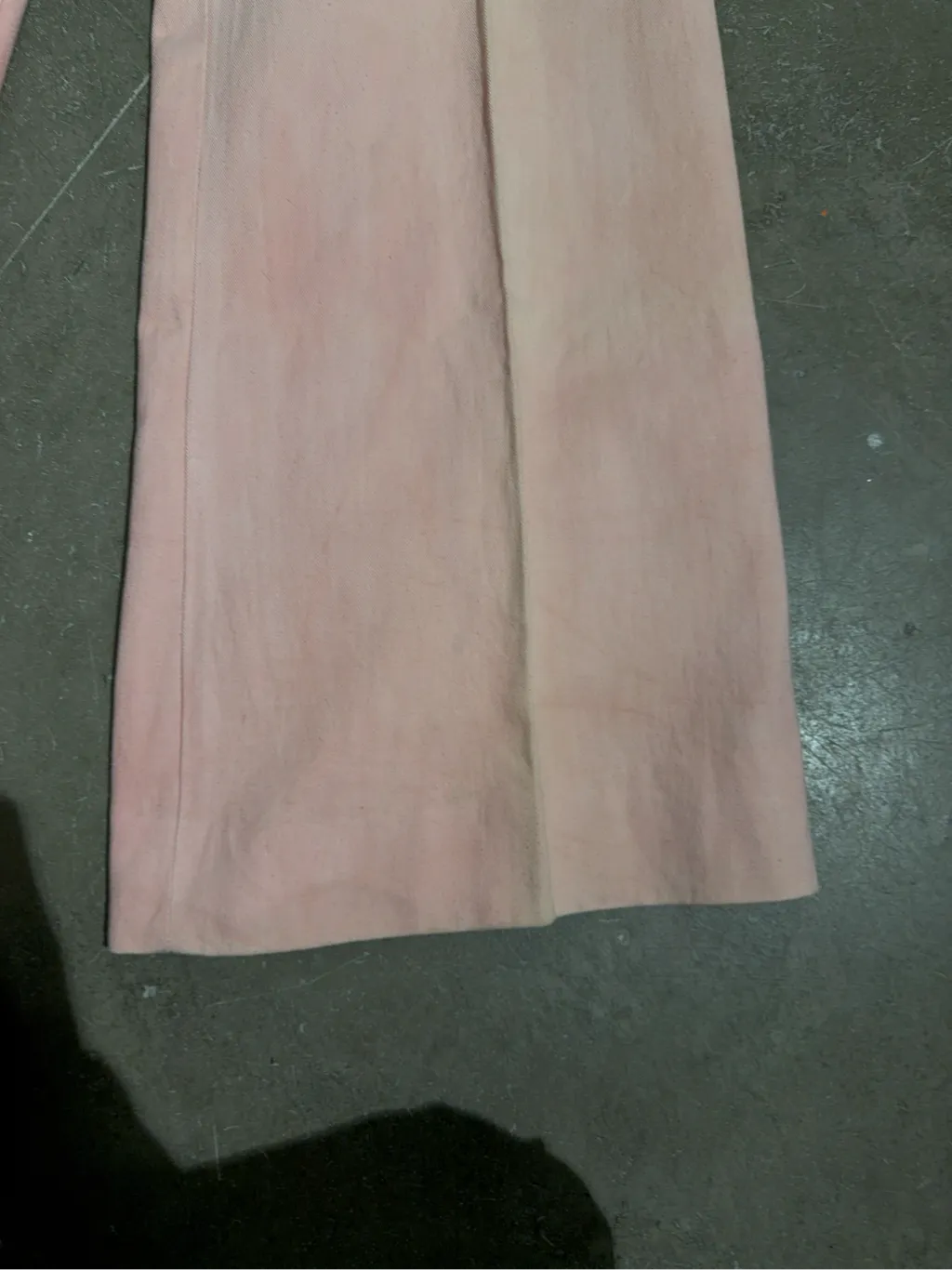 Pantalon évasé rose en coton teint à la main avec surpiqûres contrastantes. 2