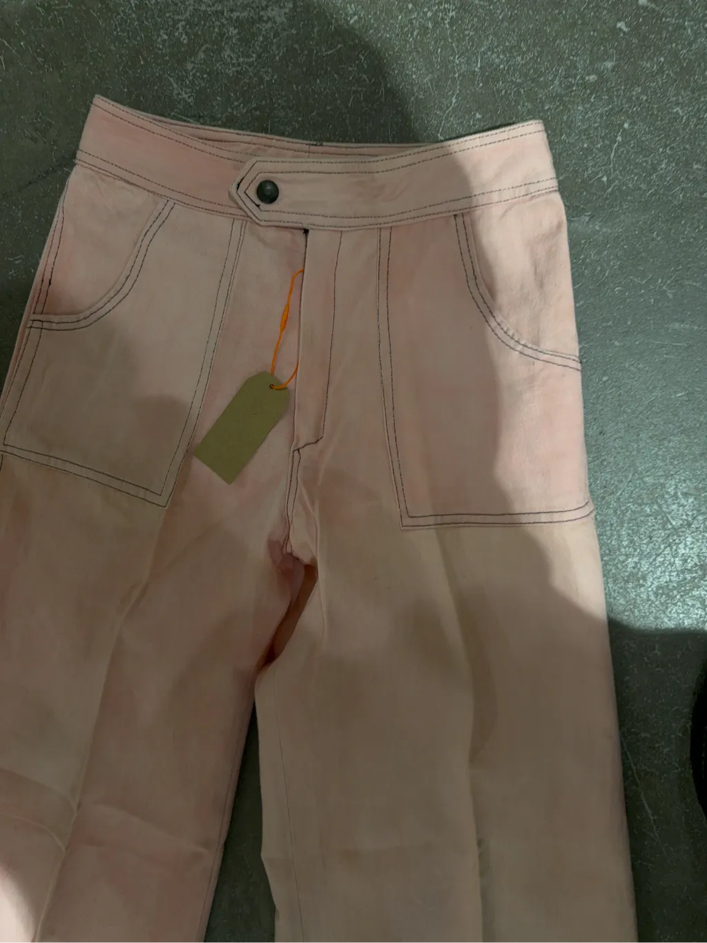 Pantalon évasé rose en coton teint à la main avec surpiqûres contrastantes. 3