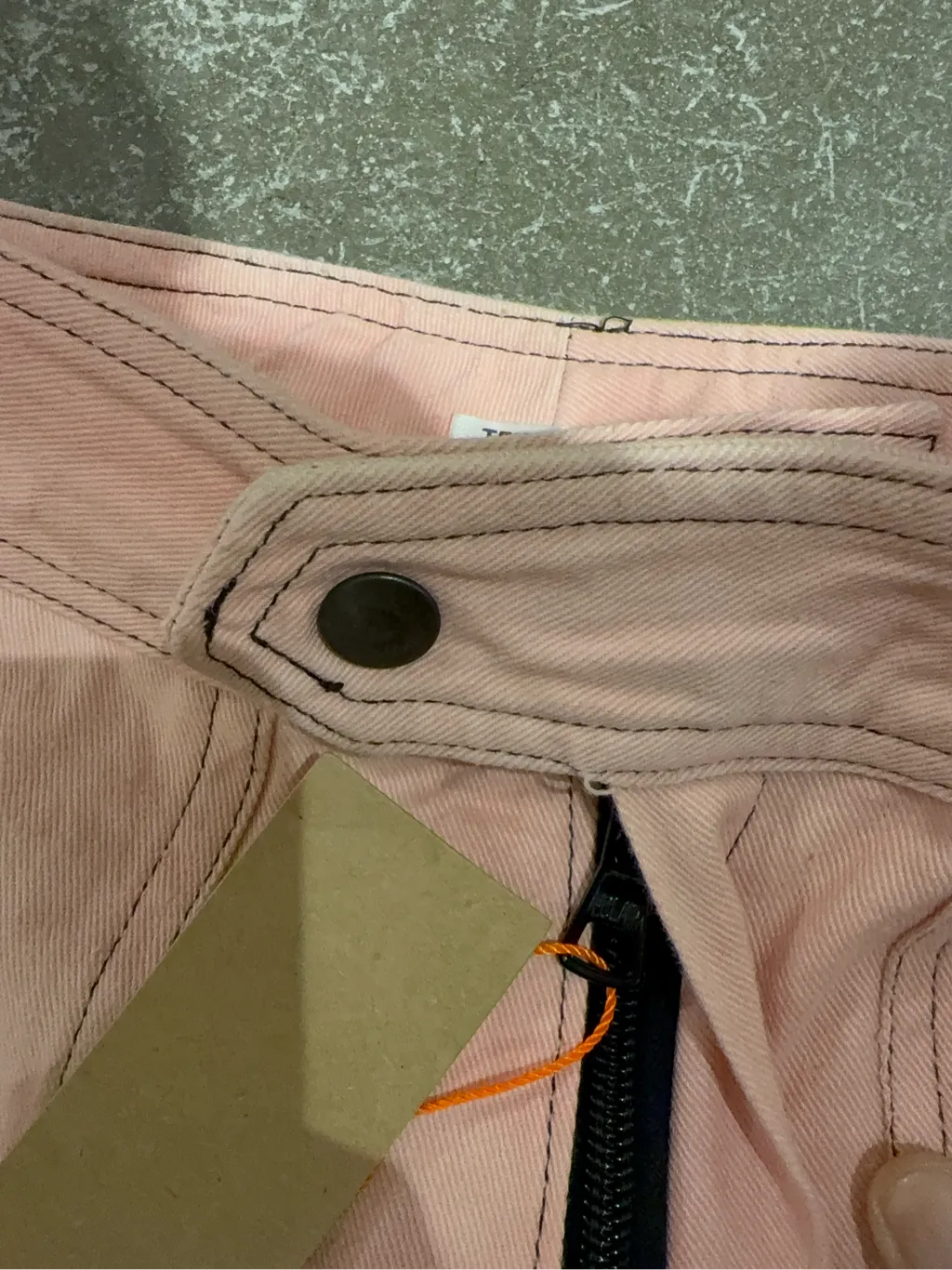 Pantalon évasé rose en coton teint à la main avec surpiqûres contrastantes. 4
