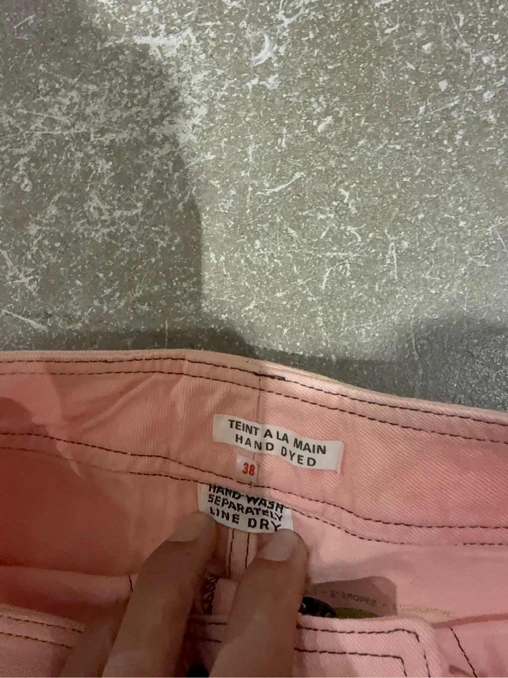 Pantalon évasé rose en coton teint à la main avec surpiqûres contrastantes. 5