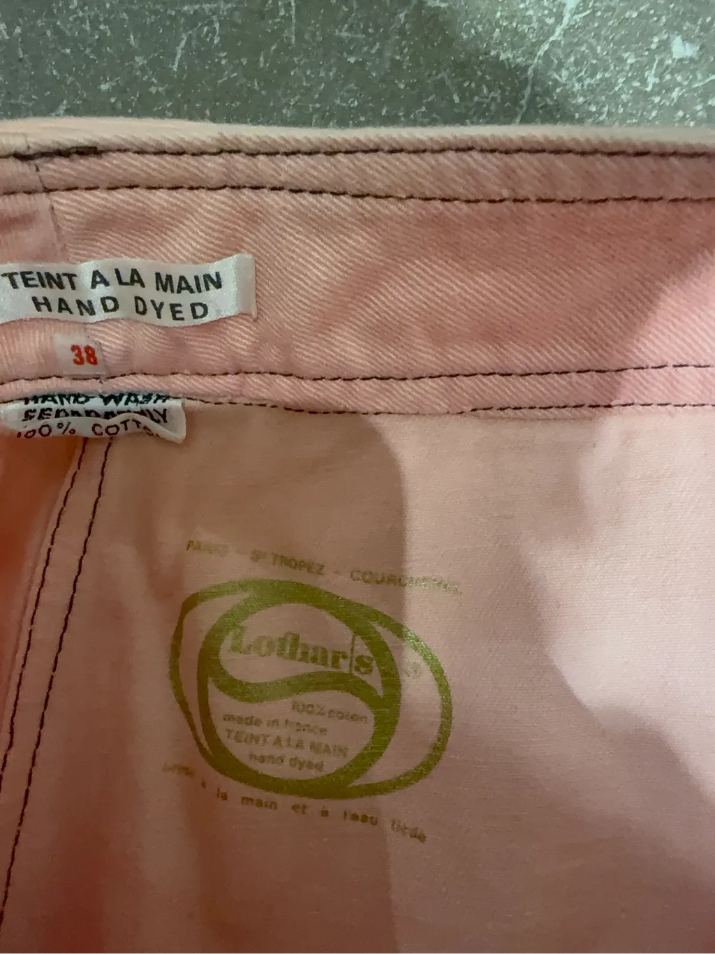 Pantalon évasé rose en coton teint à la main avec surpiqûres contrastantes. 6