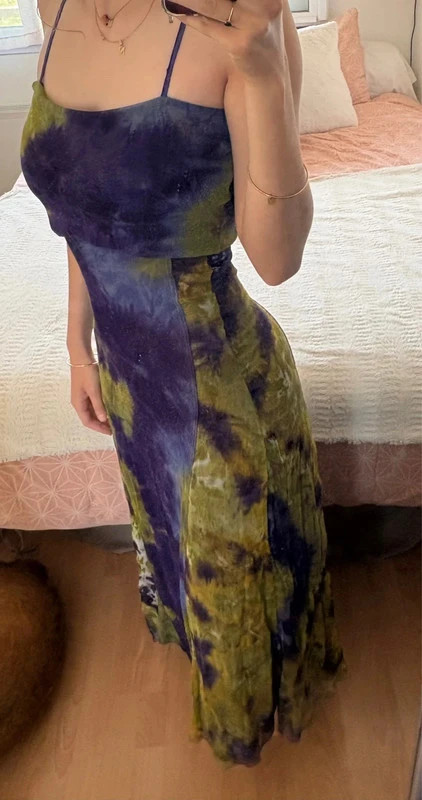 • PRIX NON NÉGOCIABLE
• Robe d’été / de cérémonie
• Longue (je mesure 1m75)
• Correspond à une taille 36/38
• Très habillée
• Neuve jamais portée
• Bleu violet / Vert / Kaki