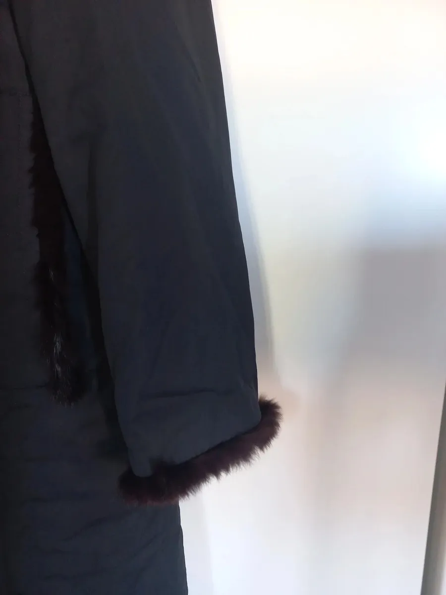 Manteau noir col droit avec bout des manches petite fourrure  marron avec poches avec petite fourrure longueur 96 cms 3