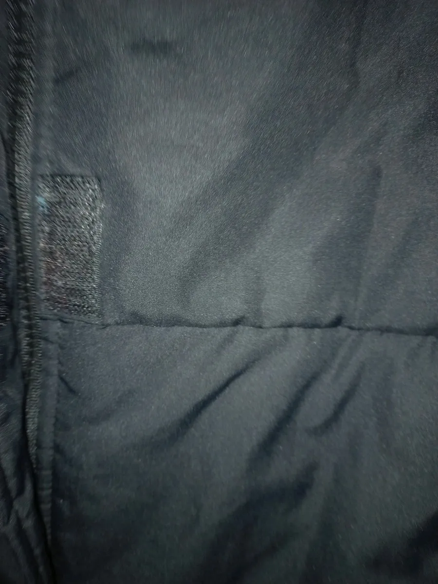 Manteau noir col droit avec bout des manches petite fourrure  marron avec poches avec petite fourrure longueur 96 cms 4