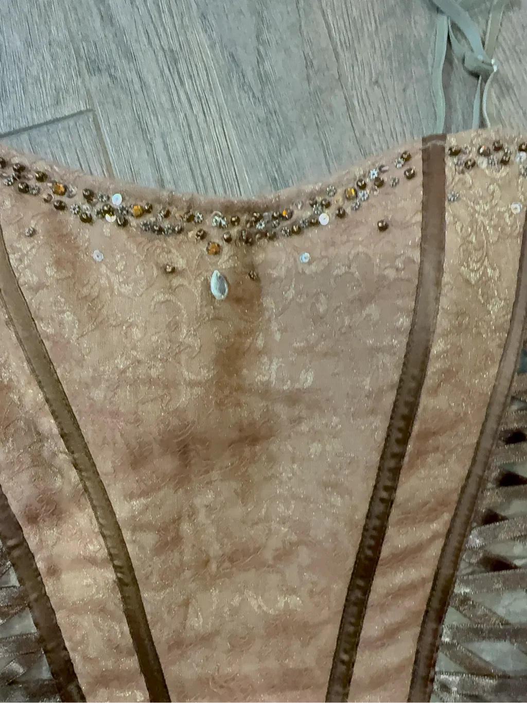 Corset bustier LOVIE® saumon en jacquard avec laçage marron et perles au décolleté. 3