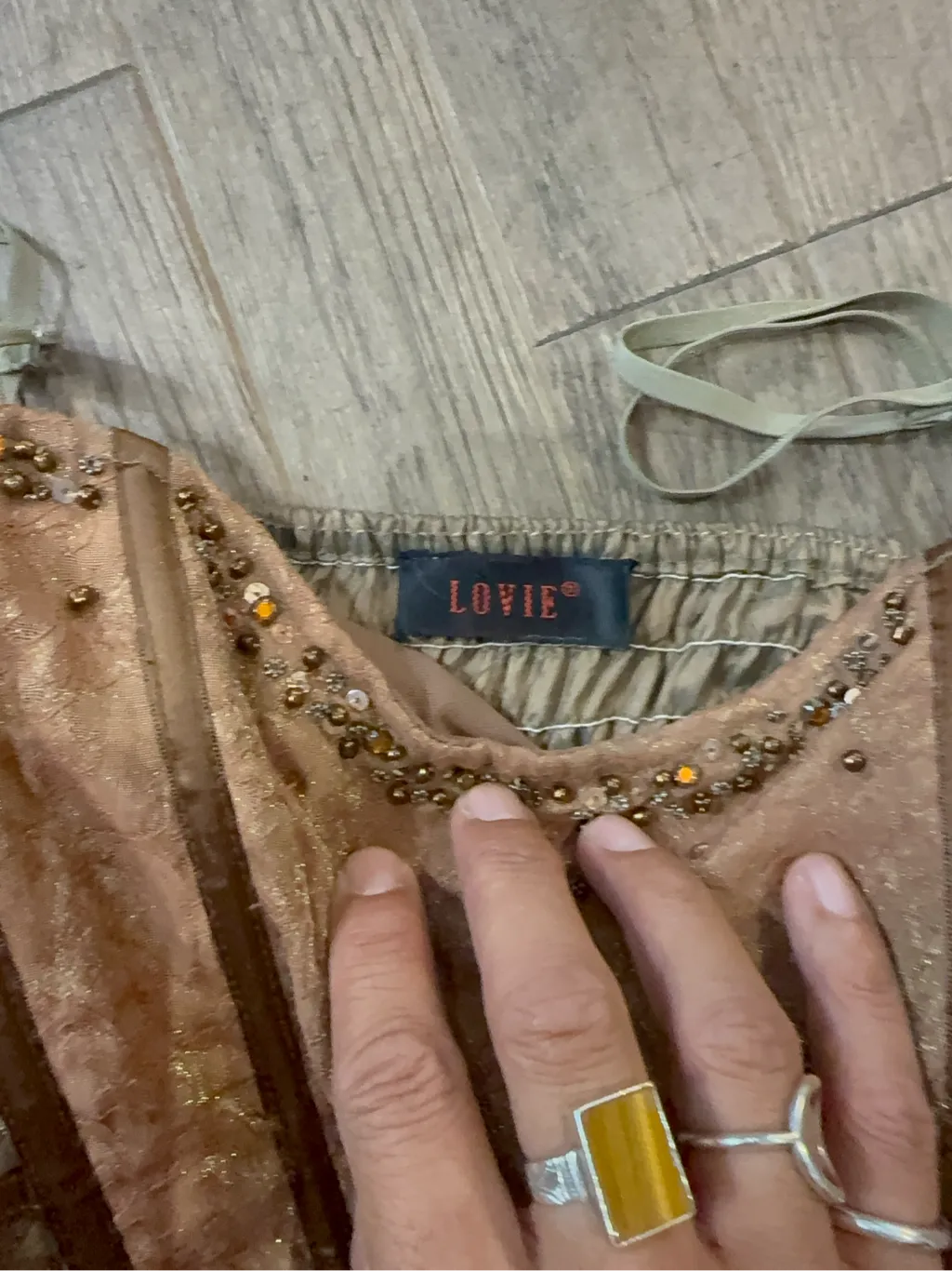 Corset bustier LOVIE® saumon en jacquard avec laçage marron et perles au décolleté. 4