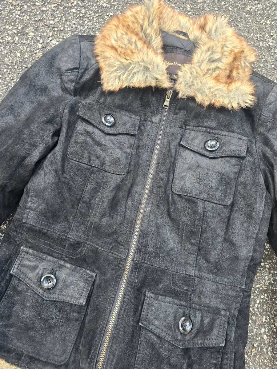 Veste en cuir globalement en bon état 
Dos un peu feutré 
gopecore avant-garde nouvelle vague Y2K  us 50 60 70 brutaliste organique vintage og 90  archives  vintage designer marithé   japanese fashion japan  tokyo  techwear avant garde oversized deconstructed asymmetric tailored utility selvedge washed  patchwork statement rare iconic collector archive fashion archives  2000s high fashion luxury experimental 3