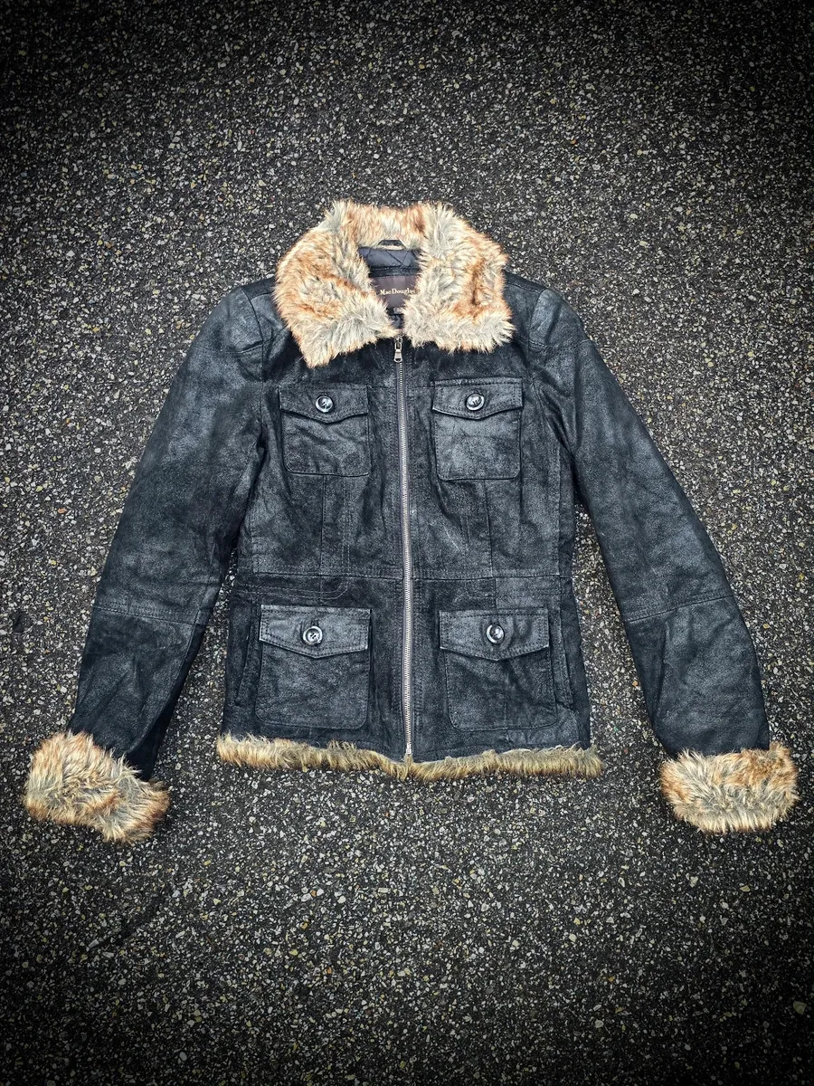 Veste en cuir globalement en bon état
Dos un peu feutré
gopecore avant-garde nouvelle vague Y2K us 50 60 70 brutaliste organique vintage og 90 archives vintage designer marithé japanese fashion japan tokyo techwear avant garde oversized deconstructed asymmetric tailored utility selvedge washed patchwork statement rare iconic collector archive fashion archives 2000s high fashion luxury experimental