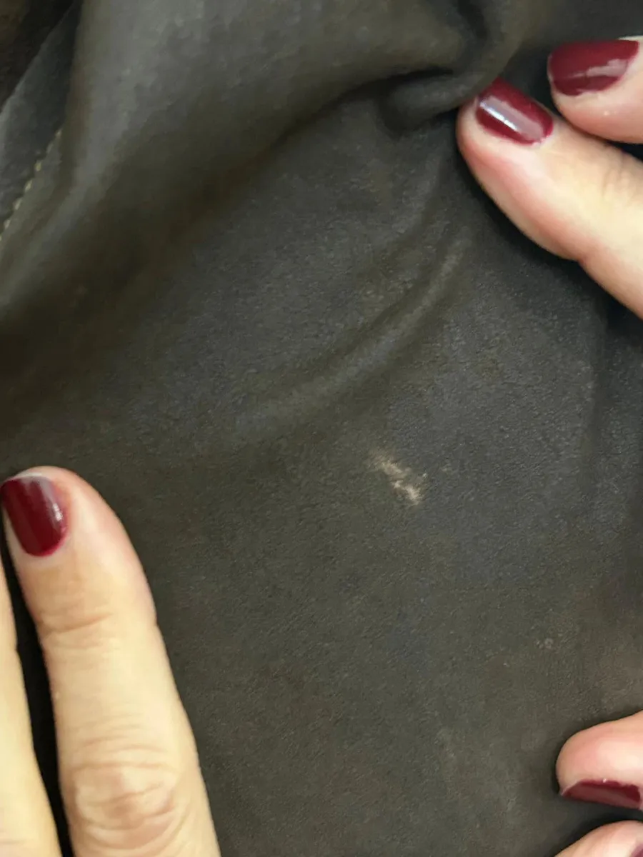 Manteau en cuir marron Joseph taille 36 française. Usure normale, les imperfections sont peu visibles une fois porté. Mesures en photo 7