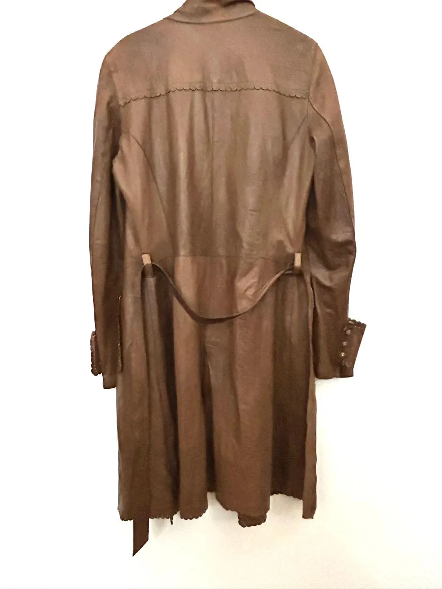 Manteau en cuir marron Joseph taille 36 française. Usure normale, les imperfections sont peu visibles une fois porté. Mesures en photo 2