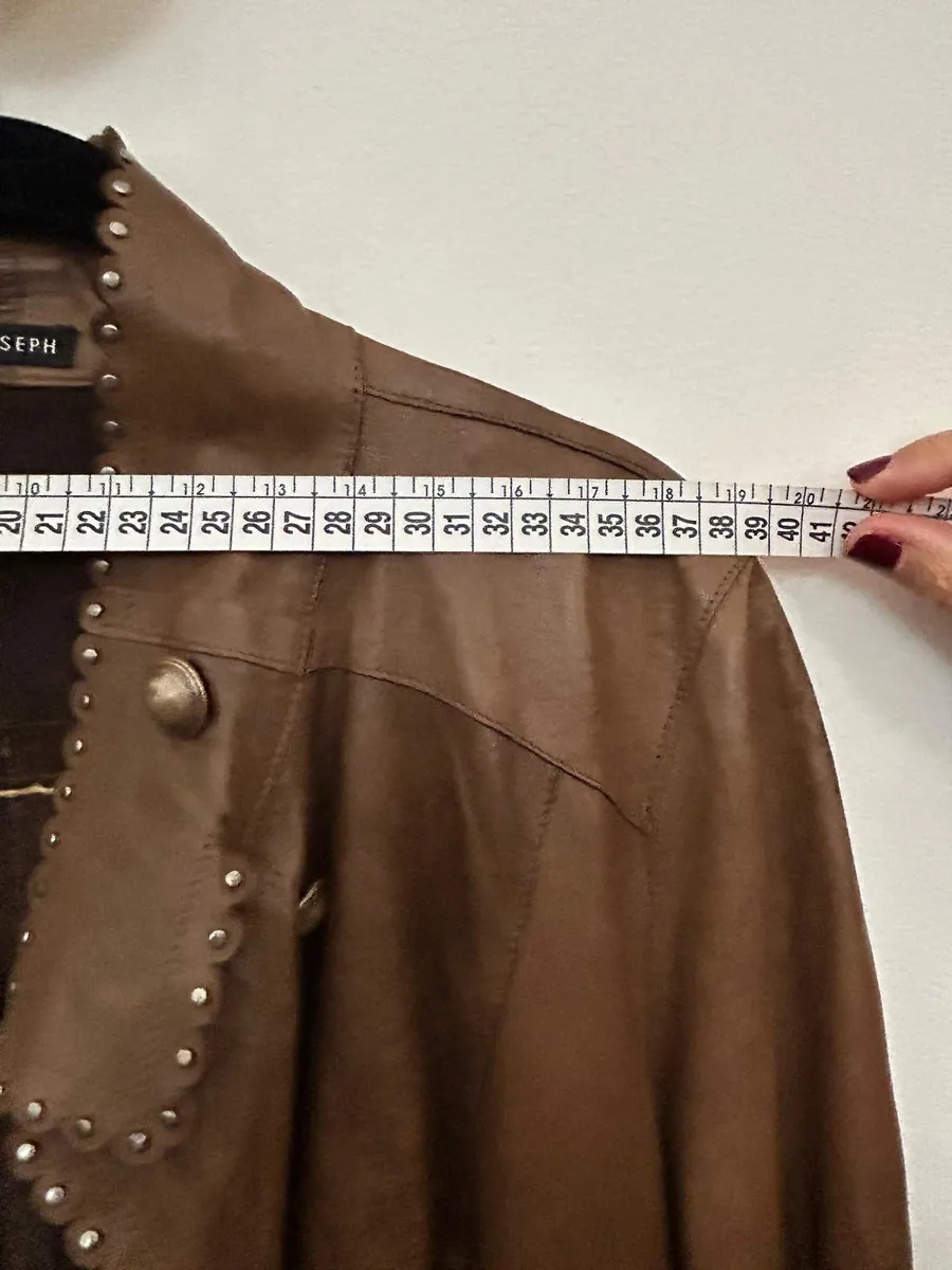 Manteau en cuir marron Joseph taille 36 française. Usure normale, les imperfections sont peu visibles une fois porté. Mesures en photo 12