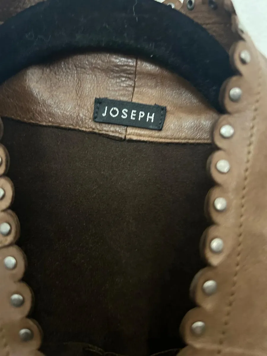 Manteau en cuir marron Joseph taille 36 française. Usure normale, les imperfections sont peu visibles une fois porté. Mesures en photo 3
