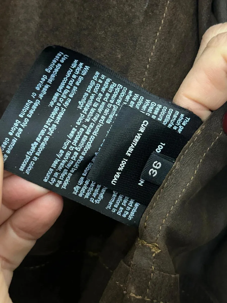 Manteau en cuir marron Joseph taille 36 française. Usure normale, les imperfections sont peu visibles une fois porté. Mesures en photo 4