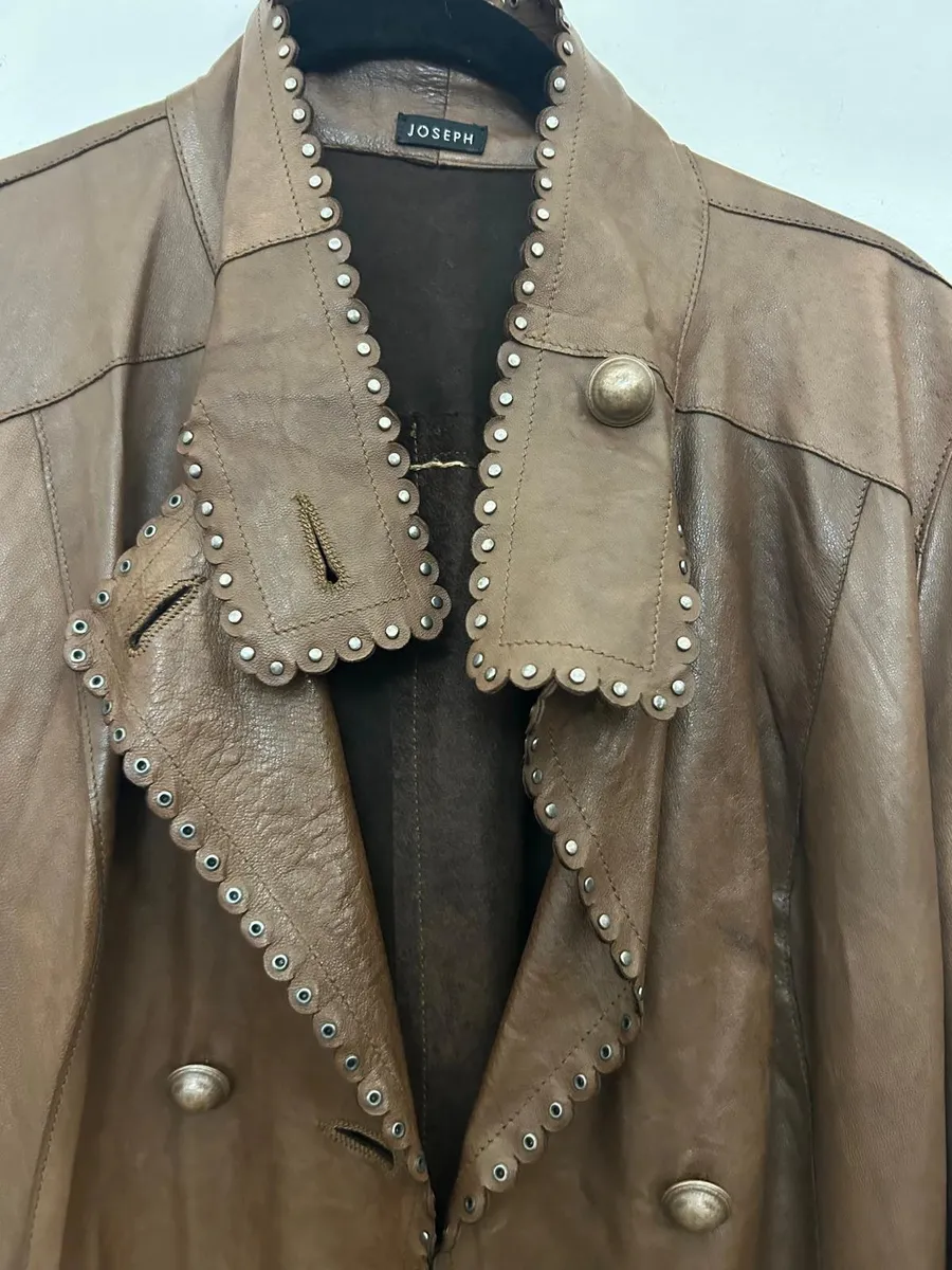 Manteau en cuir marron Joseph taille 36 française. Usure normale, les imperfections sont peu visibles une fois porté. Mesures en photo 8