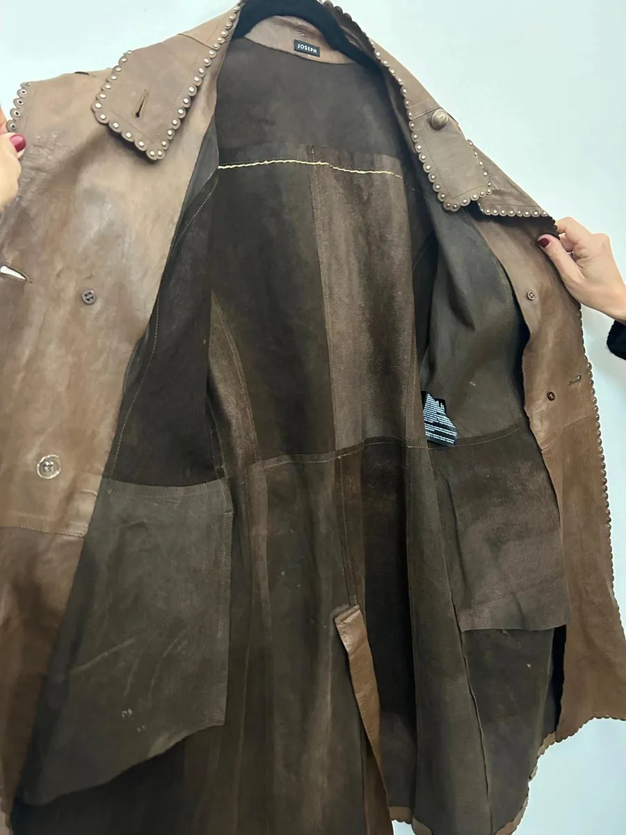 Manteau en cuir marron Joseph taille 36 française. Usure normale, les imperfections sont peu visibles une fois porté. Mesures en photo 6