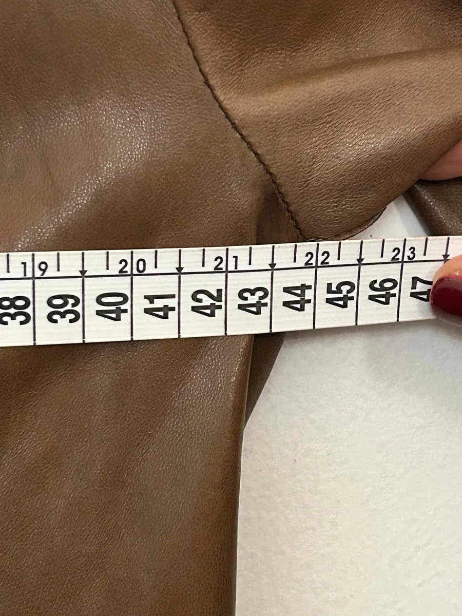 Manteau en cuir marron Joseph taille 36 française. Usure normale, les imperfections sont peu visibles une fois porté. Mesures en photo 10
