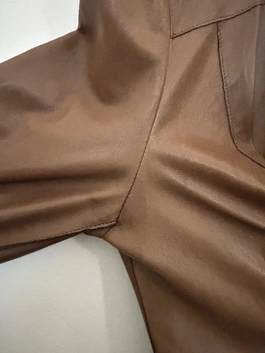 Manteau en cuir marron Joseph taille 36 française. Usure normale, les imperfections sont peu visibles une fois porté. Mesures en photo 13