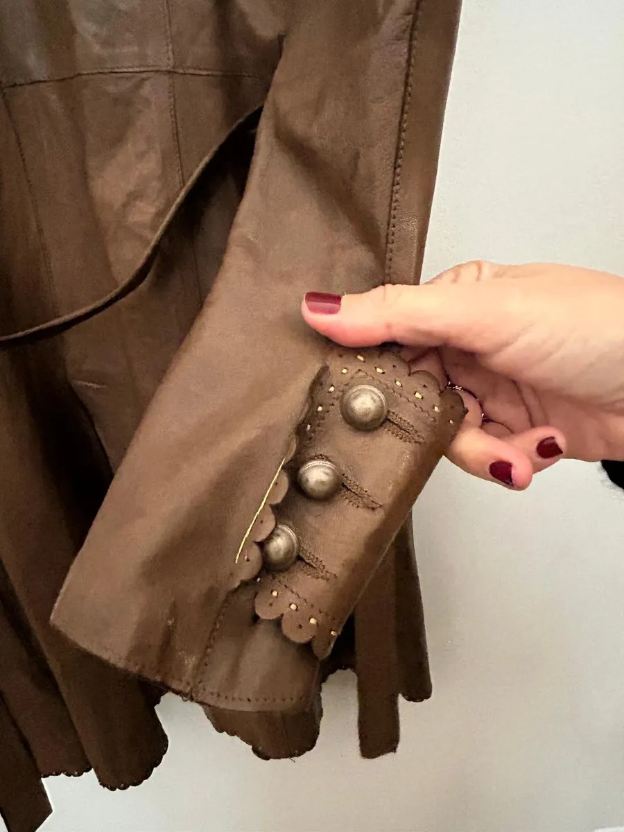 Manteau en cuir marron Joseph taille 36 française. Usure normale, les imperfections sont peu visibles une fois porté. Mesures en photo 5