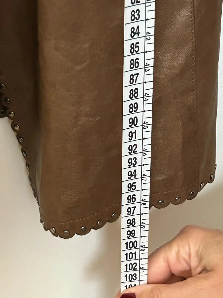Manteau en cuir marron Joseph taille 36 française. Usure normale, les imperfections sont peu visibles une fois porté. Mesures en photo 11
