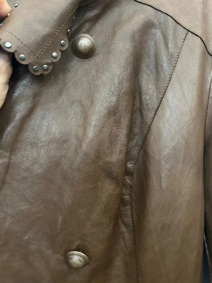 Manteau en cuir marron Joseph taille 36 française. Usure normale, les imperfections sont peu visibles une fois porté. Mesures en photo 9