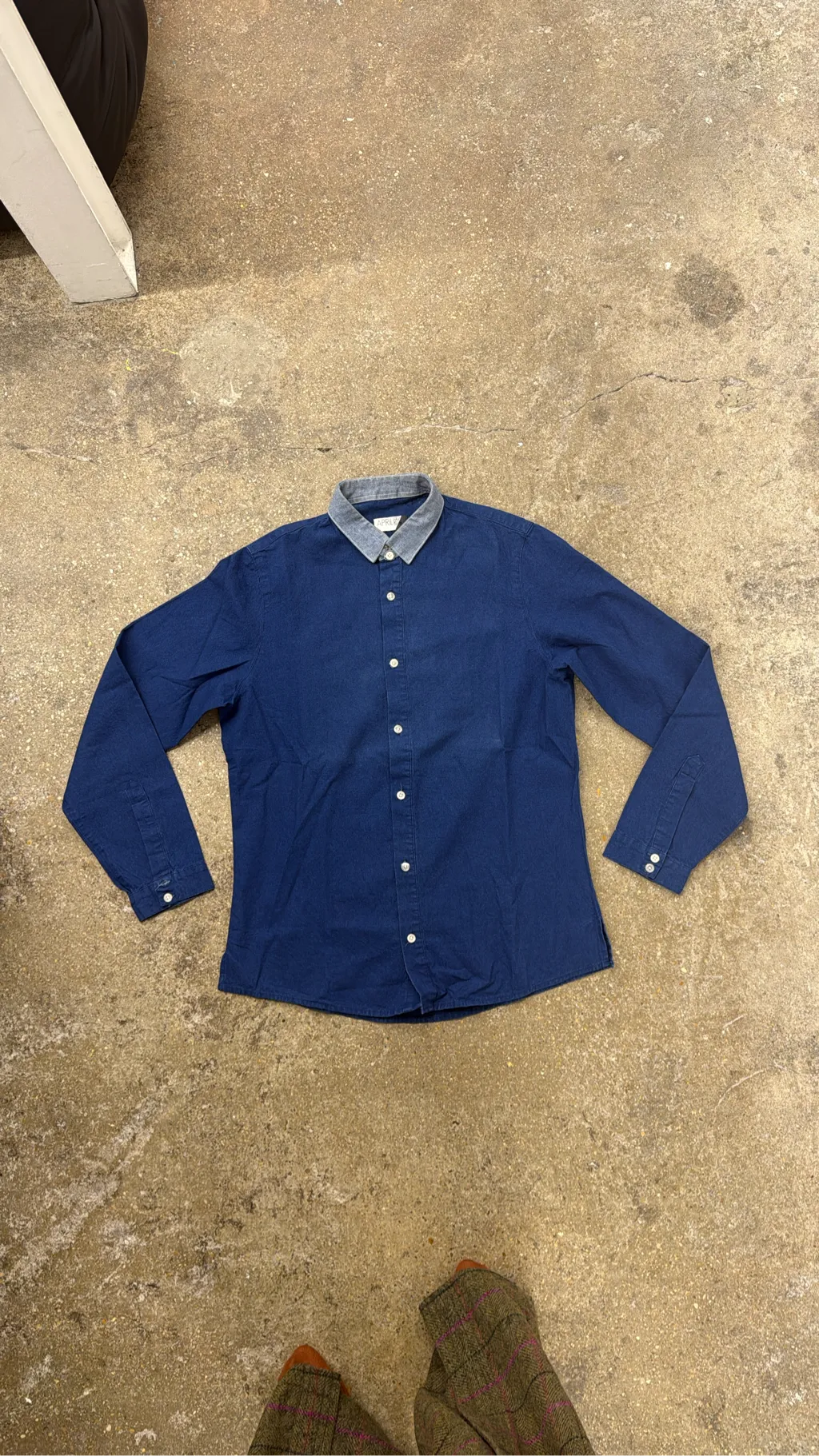 Chemise en jean bleu foncé avec col contrastant gris clair de la marque April 77 Records. 2