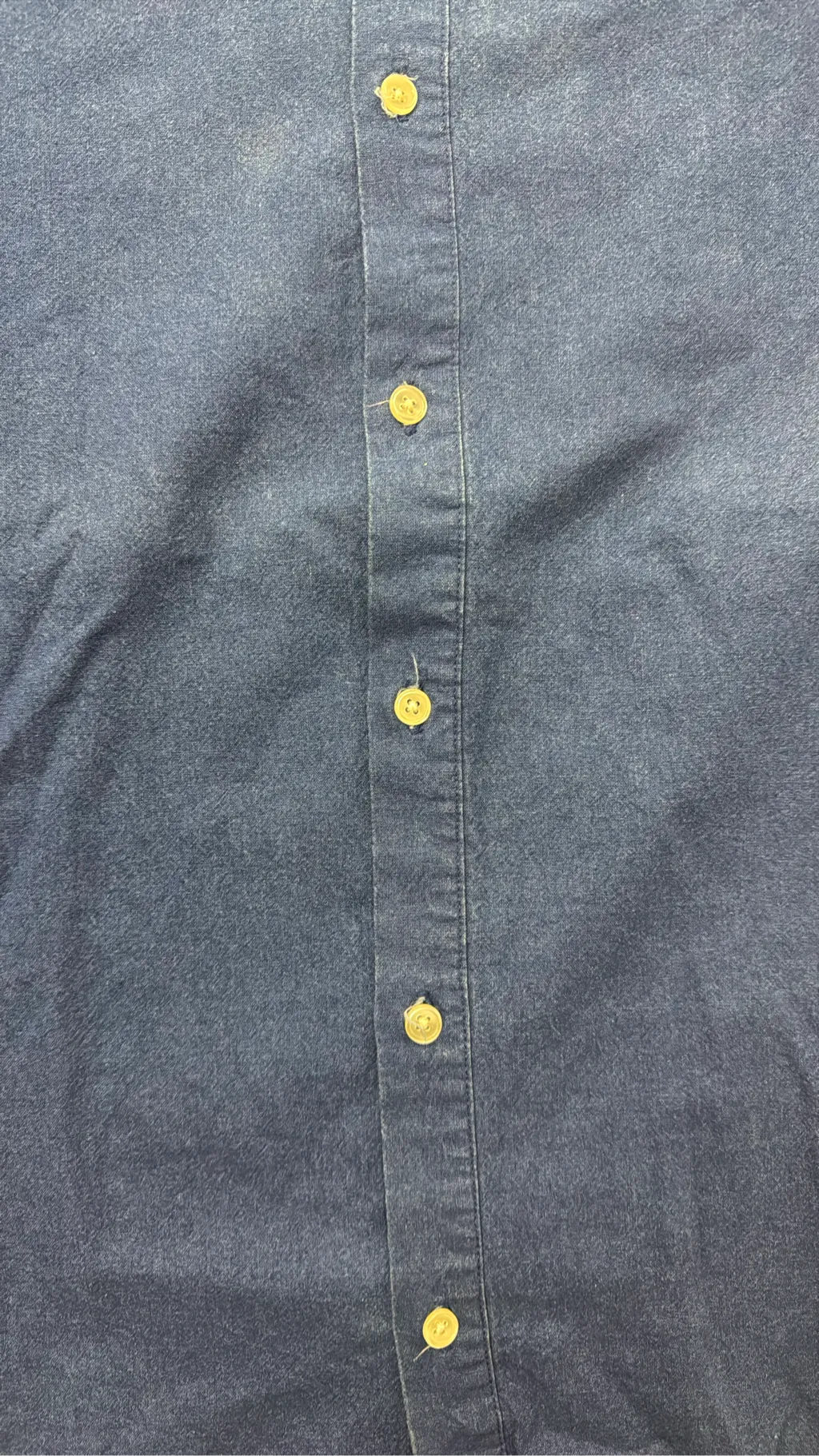 Chemise en jean bleu foncé avec col contrastant gris clair de la marque April 77 Records. 3