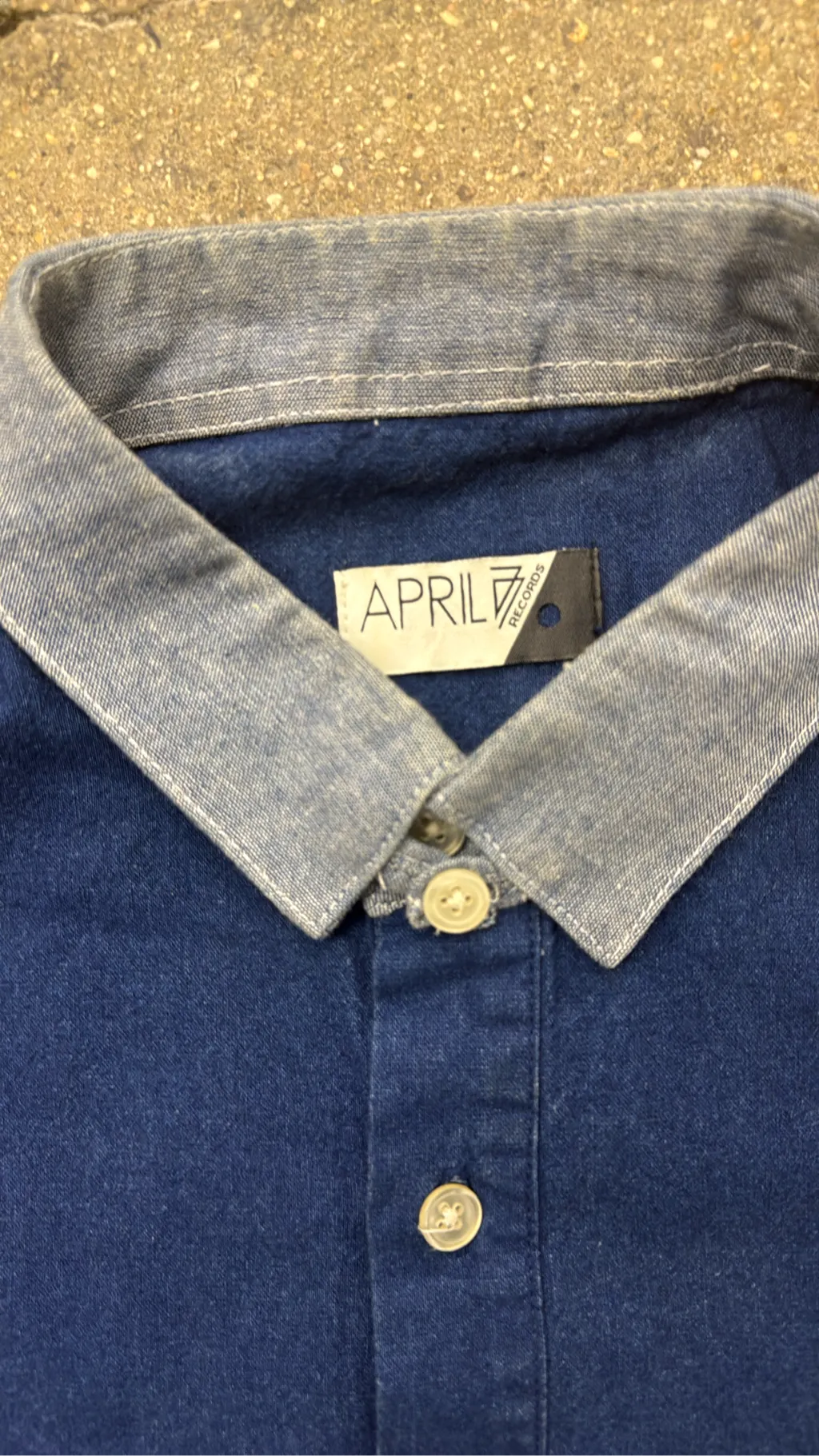 Chemise en jean bleu foncé avec col contrastant gris clair de la marque April 77 Records. 4